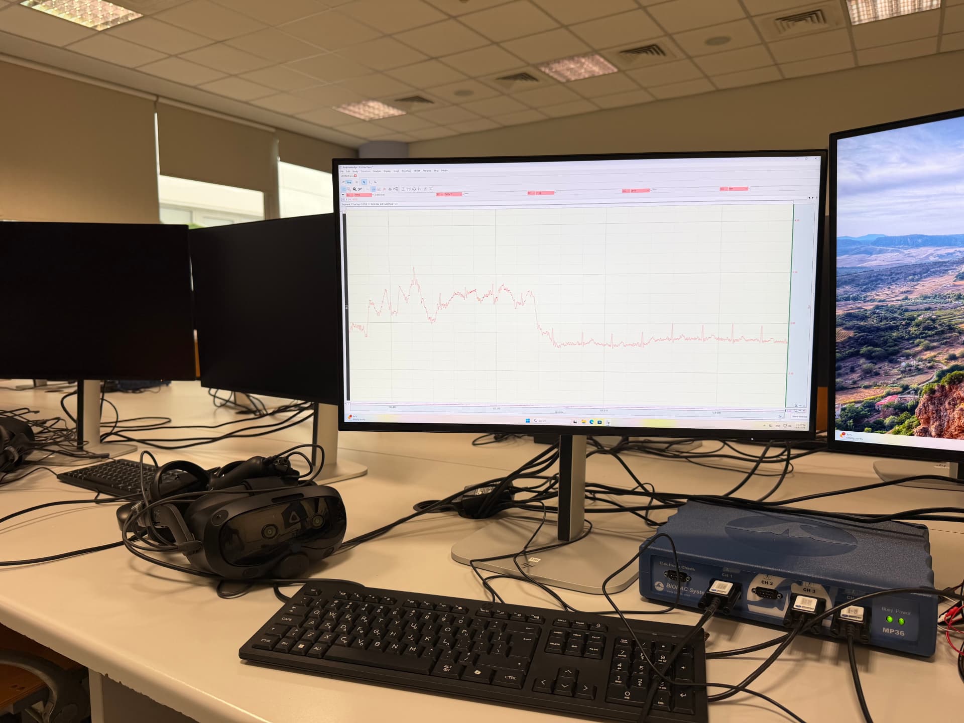 DPLab laboratory workstation with Virtual Reality and BIOPAC equipment